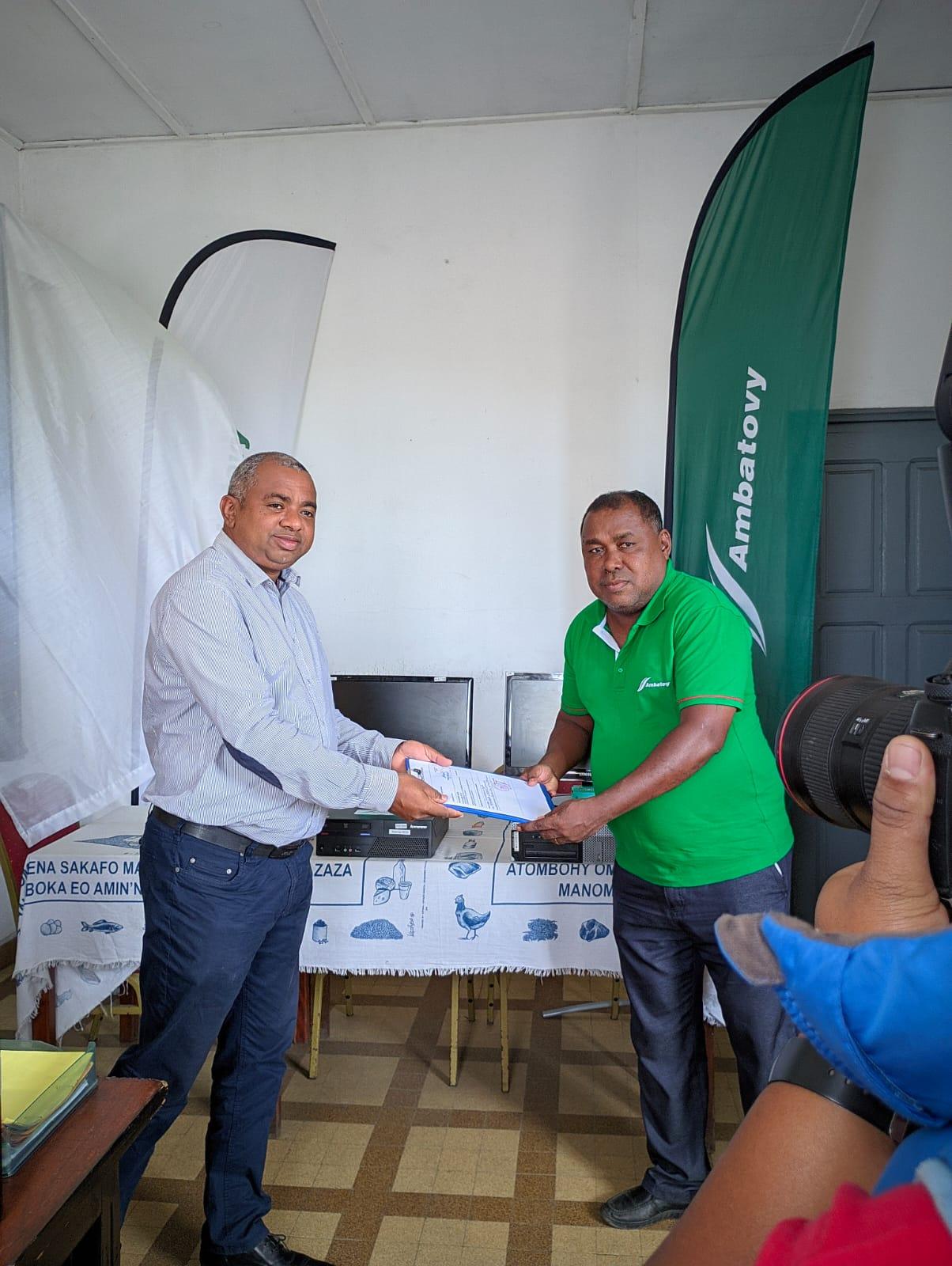 Réception de deux ordinateurs offerts par Ambatovy